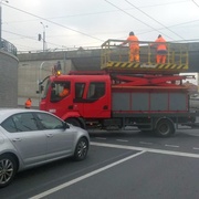 Elektrický výboj málem zasáhl procházející chodce
