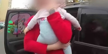 Záchrana malého dítěte z uzamčeného auta