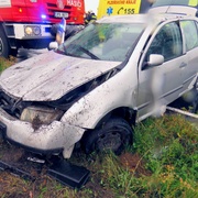 Auto se po nárazu do pařezu převrátilo přes střechu