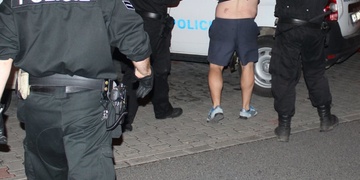 Útočil s pistolí v ruce!