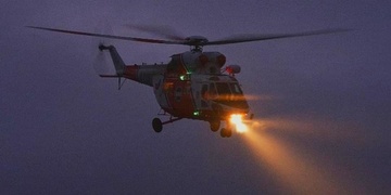 Auto na střeše i sražená dívka na silnici a řidič prchající z místa