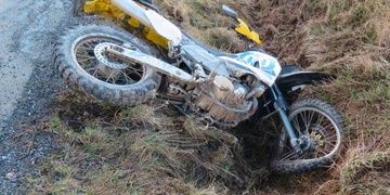 Motorkář skončil zraněný a v příkopu