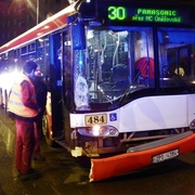Havárie autobusu a dodávky U Pietasu