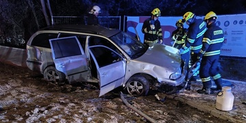 Opilý řidič skončil s autem ve staveništi