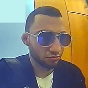 Poznáte muže na fotografii?