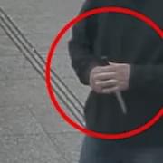 Muž s nožem v ruce vyhrožoval u školy