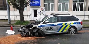Ranní nehoda policejního vozu uzavřela Zborovskou ulici