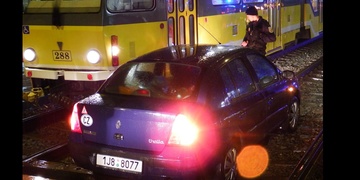 Další vozidlo v kolejišti, tramvajáci rezignují a vytahují je tramvajemi