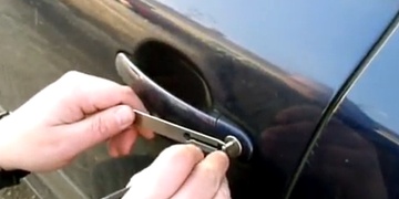 Během dvaceti minut z auta pracovní agentury zmizely desítky tisíc