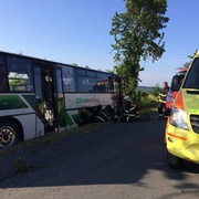Nehoda autobusu uzavřela křižovatku