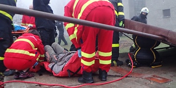 Muže zavalila několikatunová železná konstrukce