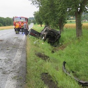 Řidič velmi riskantně předjížděl a skončil tak s vozem na střeše v příkopu
