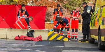 Muž zemřel na parkovišti, o jeho život marně bojovali svědci, záchranáři i policisté