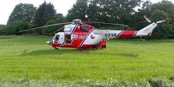 Nehoda motorkář vs. auto, motorkáře z místa transportuje vrtulník