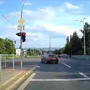 Křižovatkou se prořítil na červenou
