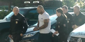 Oběť v nemocnici stále nevypovídá, ale soud již útočníka pustil