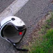 Motorkář narazil do auta