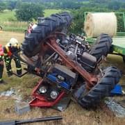 Na poli se převrátil traktor, řidič nepřežil