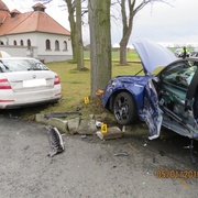 Dva vozy po střetu skončily ve stromě