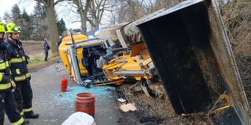 Řidič nezvládl stroj, vyjel ze silnice a převrátil se s ním