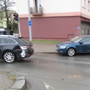 Silně opilý řidič vjel do křižovatky na červenou