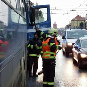 Srážka autobusu s nákladním vozem blokuje Klatovskou třídu v Plzni