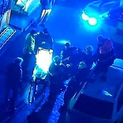 Pád ze střechy přímo na zaparkované auto muž nepřežil