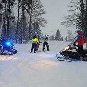Policejní lyžařské hlídky dohlížely na bezpečnost na sjezdovkách