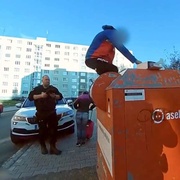 Několik jich již v útrobách kontejnerů zemřelo, další to ale dál zkoušejí