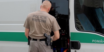 Tři nahlášené bomby vyklidily ulici