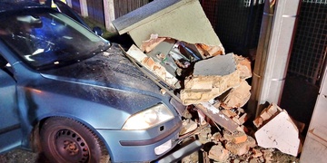 Auto rozmetalo sloupek elektrického vedení