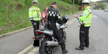 Drogy, zákaz řízení a falešné značky