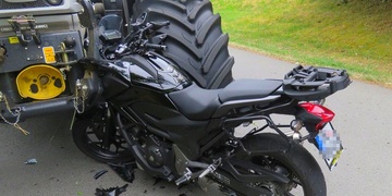 Motorkář "zařízl" svůj stroj do traktoru