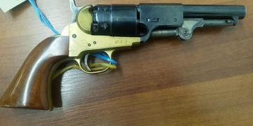 Na mladíka vyrazil se sekerou a revolverem