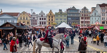 Plzeň provoní Martinské trhy a na náměstí dorazí i svatý Martin na bílém koni