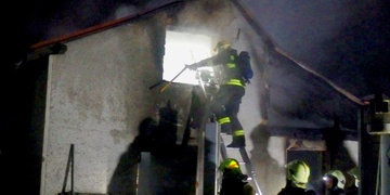 Během požáru rodinného domu se popálil muž, který se ho sám snažil uhasit