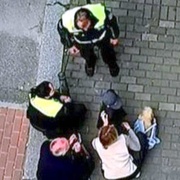 Maličkatý cestovatel se ztratil v rušném centru města