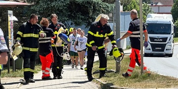Vozidlo na přechodu smetlo chodce, o jeho život jako první bojoval záchranář ve svém volnu