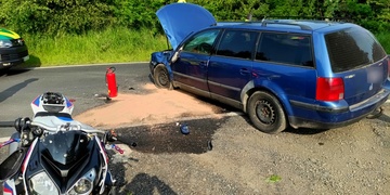 Srážka osobního automobilu s motocyklem