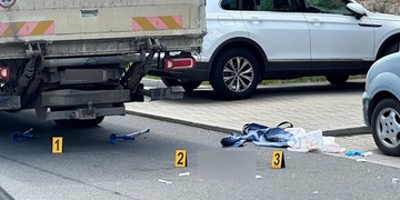 Nákladní vůz během couvání srazil a přejel seniora