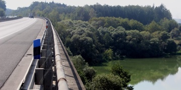 19letý chlapec spadl nebo skočil z dálničního mostu