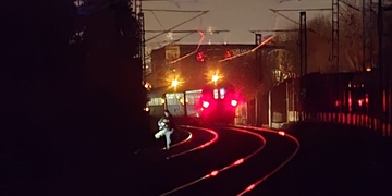 Vlak srazil a na místě usmrtil muže narozeného v roce 2002