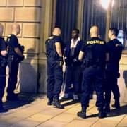 Bitka v centru Plzně, napadený je hospitalizovaný v nemocnici