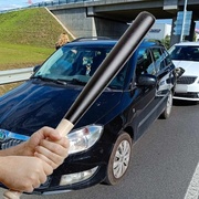 Řidiče napadl agresor s baseballovou pálkou a způsobil tak dopravní nehodu
