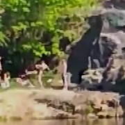 Video útoku: Muž před dětmi kopl ženu do hlavy