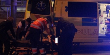 Feťák chtěl za jízdy vyskočit ze sanitky