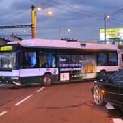 Střet trolejbusu a auta omezil dopravu