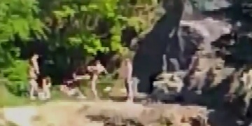 Video útoku: Muž před dětmi kopl ženu do hlavy