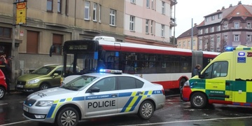 Muže s téměř čtyřmi promile museli z autobusu dostat záchranáři