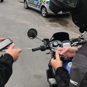 Opilý tak, že se na motorce stěží udržel